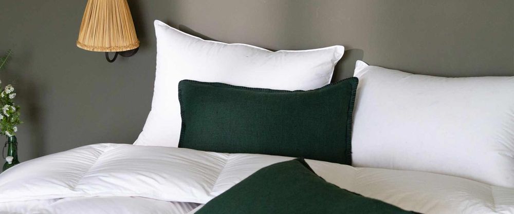 Schwarze und weiße Kissen und Bettbezüge